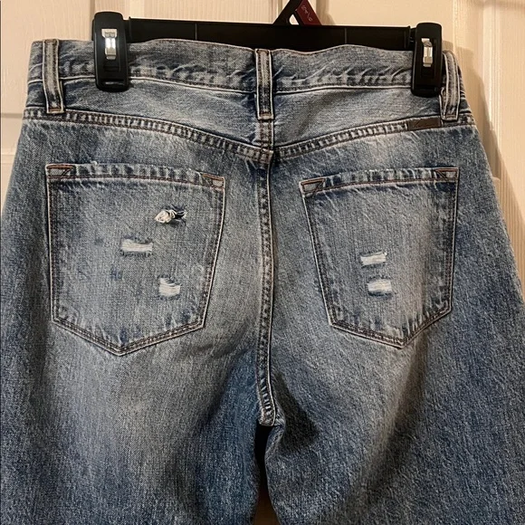 NWOT Junior’s Cropped Straight Leg Distressed Light Wash Jeans Size 5/26 - Picture 5 of 11